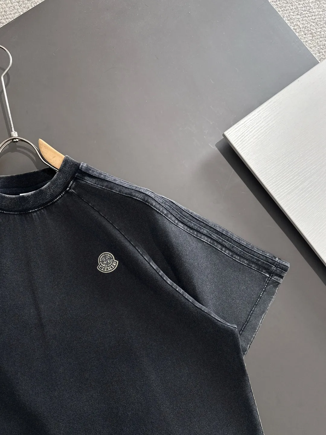Next day shipping P460 Stone lsland/stone island high quality 2025 spring and summer new casual heavy industry suit exclusively developed by yb! High quality production! Imported custom-made fabrics for foreign orders, with high breathability and comfort, impeccable details, brand element design concept, delicate and soft feel! It presents a casual cut and the upper body shape is great! On sale simultaneously on the official website! From a high-end men's positioning brand, the low-key luxury taste is irresistible! Exquisite workmanship and impeccable quality! The overall style is simple, fashionable and timeless, fully meeting the requirements of stylish and tasteful dressing! Size: S-XXL